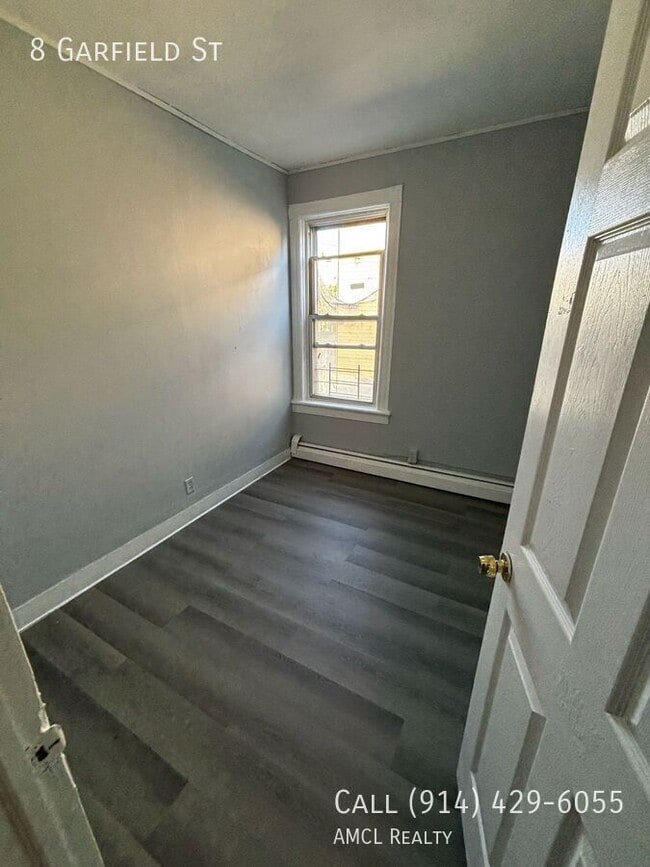 8 Garfield St in Yonkers, NY - Building Photo - Building Photo