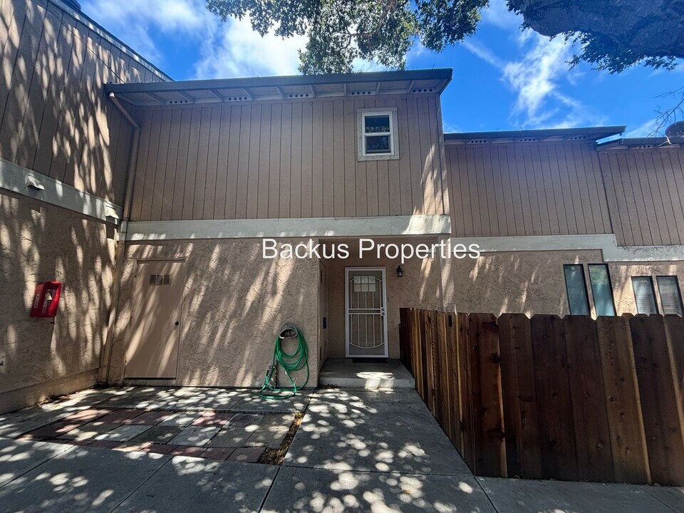 33 Deer St in Salinas, CA - Foto de edificio