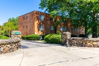 Shady Cove Apartments in Lakewood, OH - Building Photo - Interior Photo