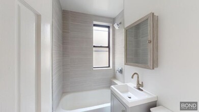 201 E 35th St in New York, NY - Building Photo - Building Photo