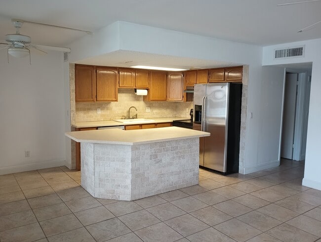 1235 S Highland Ave, Unit B104 in Clearwater, FL - Building Photo - Building Photo