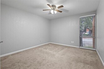 526 E Avenue J in Grand Prairie, TX - Building Photo - Building Photo