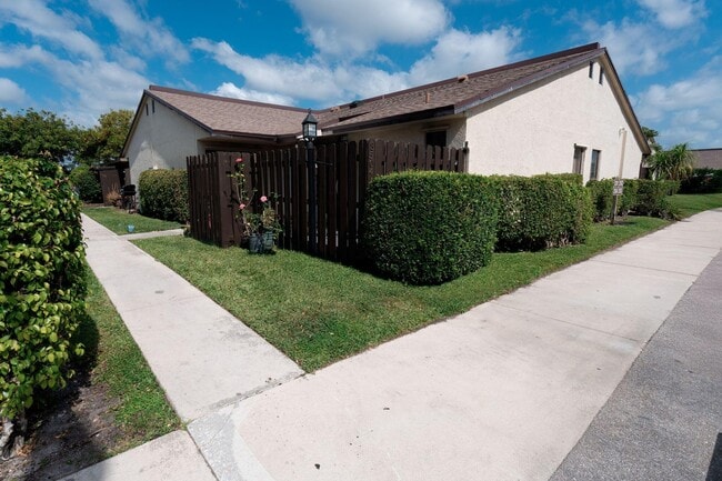 3504 Waterview Cir in Palm Springs, FL - Building Photo - Building Photo