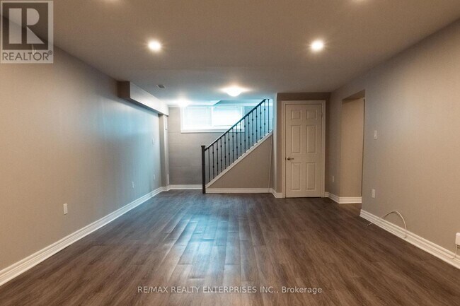 8 Salmond Ct in Hamilton, ON - Building Photo - Building Photo