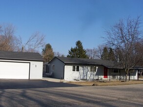 706 S Broadway St in McHenry, IL - Foto de edificio - Building Photo