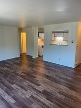 Large 2 bedroom 1 bath with balcony in Rockford, IL - Building Photo - Building Photo