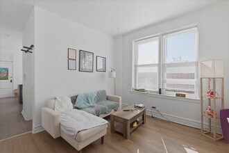 2350 W Charleston St, Unit 2R in Chicago, IL - Foto de edificio - Building Photo