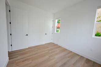 11241 Morrison St in North Hollywood, CA - Foto de edificio - Building Photo