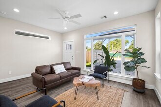 8016 Willow St in Houston, TX - Building Photo - Building Photo