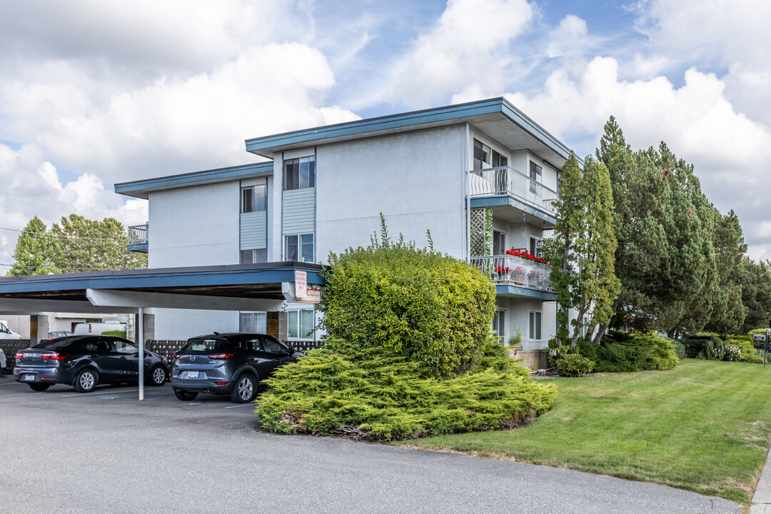 17707 57A Av in Surrey, BC - Building Photo