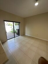 9336 W 33rd Ave in Hialeah, FL - Foto de edificio - Building Photo