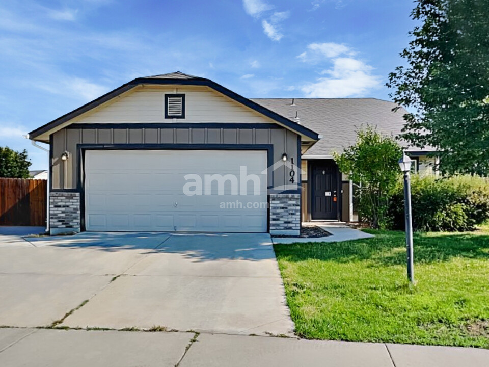 1104 N Deerhaven Way in Star, ID - Building Photo