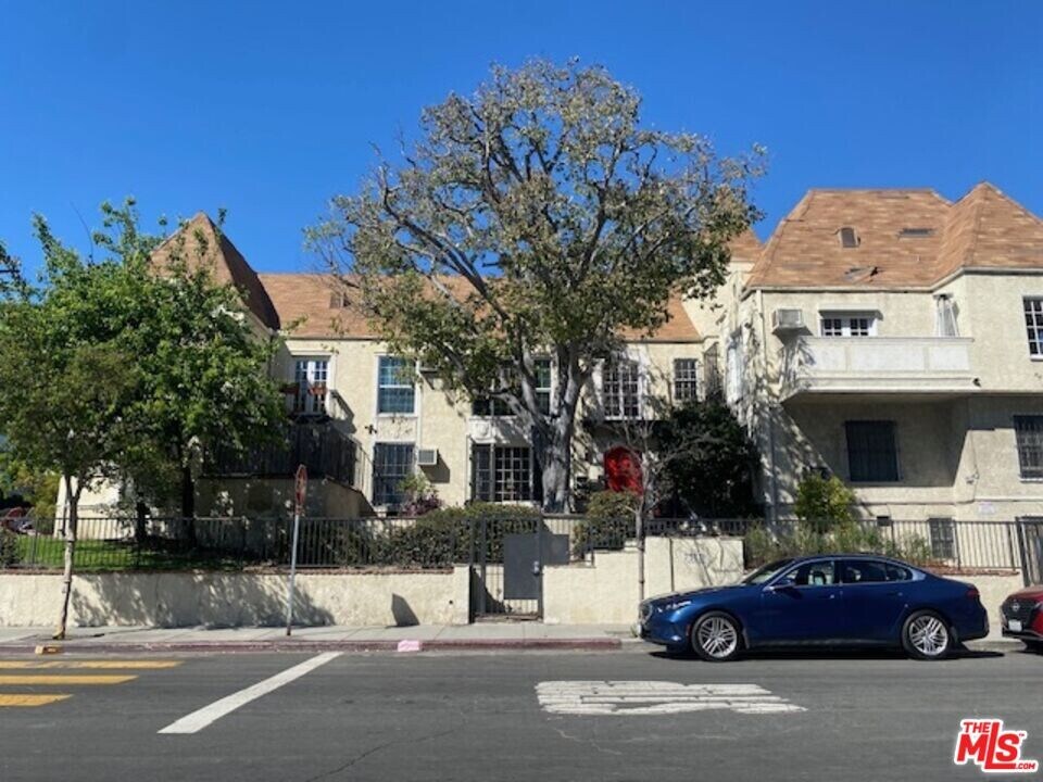 1600 N Martel Ave in Los Angeles, CA - Building Photo