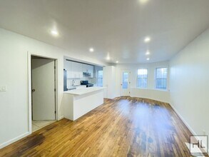 595 Eastern Pkwy in Brooklyn, NY - Foto de edificio - Building Photo