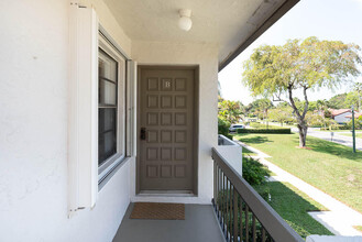 9232 Pecky Cypress Ln in Boca Raton, FL - Building Photo - Building Photo