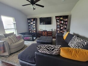 1608 Pinecrest Dr in Marrero, LA - Foto de edificio - Building Photo