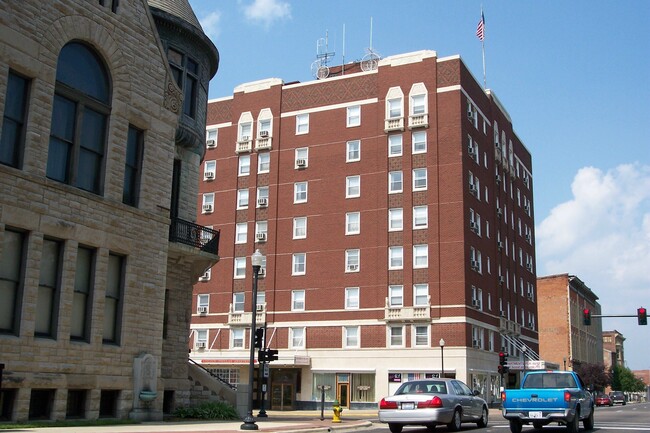 Lincoln Douglas Apartments in Quincy, IL - Building Photo - Building Photo