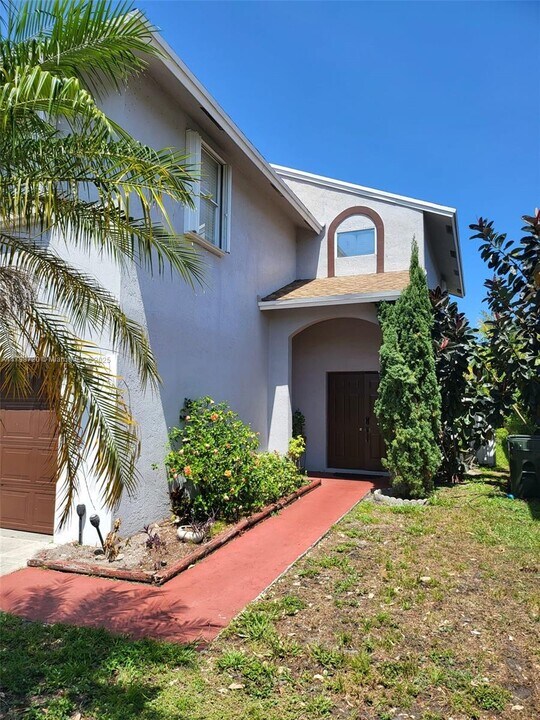 2360 NW 34th Ave in Coconut Creek, FL - Building Photo