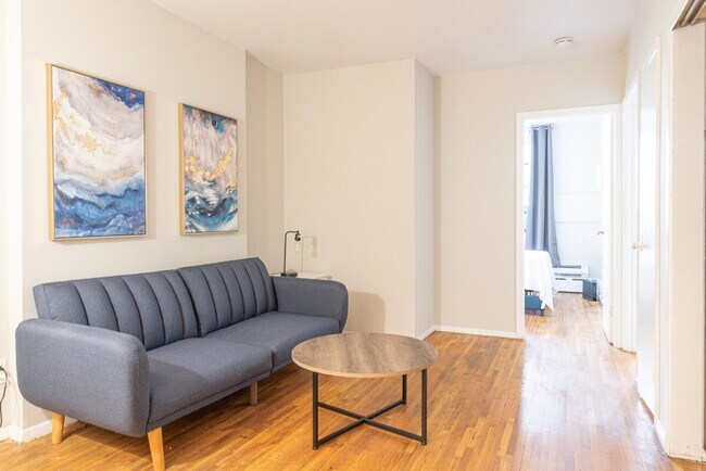 319 W 56th St in New York, NY - Building Photo - Building Photo