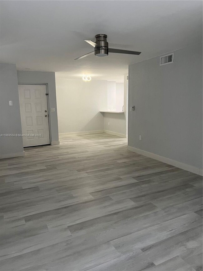 2871 N Oakland Forest Dr, Unit 102 in Oakland Park, FL - Foto de edificio - Building Photo