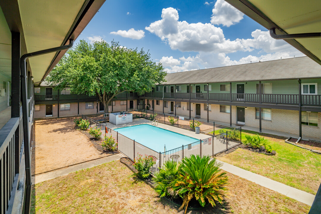 Robinson Manor Apartments in Universal City, TX - Building Photo