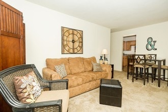 Oakmont North Apartments in Norfolk, VA - Foto de edificio - Building Photo