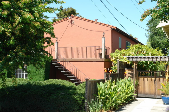 5717 Hermannn St in Oakland, CA - Foto de edificio - Building Photo