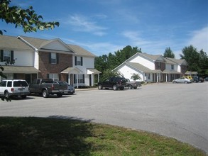 Meredith Square Townhomes in Lillington, NC - Foto de edificio - Building Photo