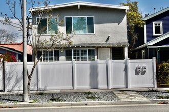 2310 Ocean Ave in Venice, CA - Foto de edificio - Building Photo