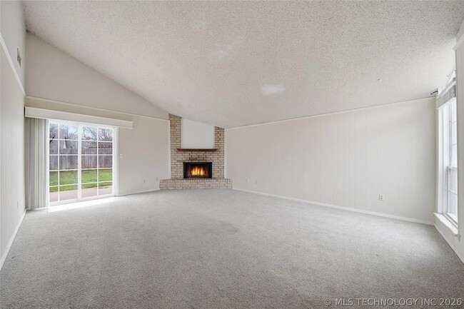 6738 S 78th East Ave in Tulsa, OK - Foto de edificio - Building Photo