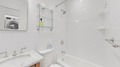 38 Wyckoff St, Unit 2L in Brooklyn, NY - Foto de edificio - Building Photo