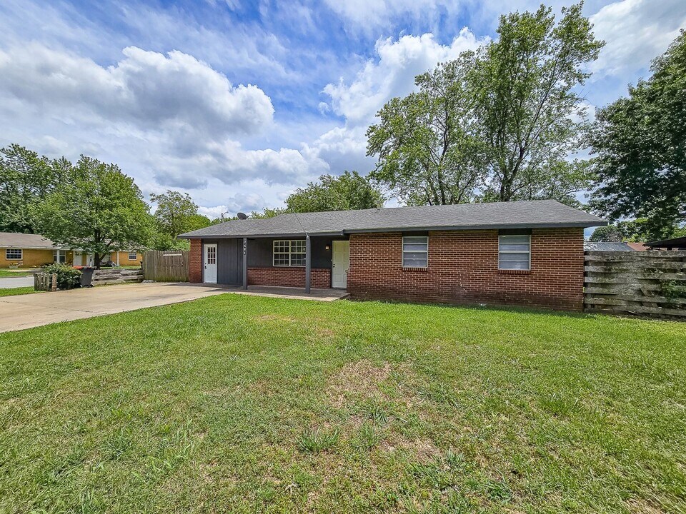 2401 N Jill Cir in Springdale, AR - Building Photo