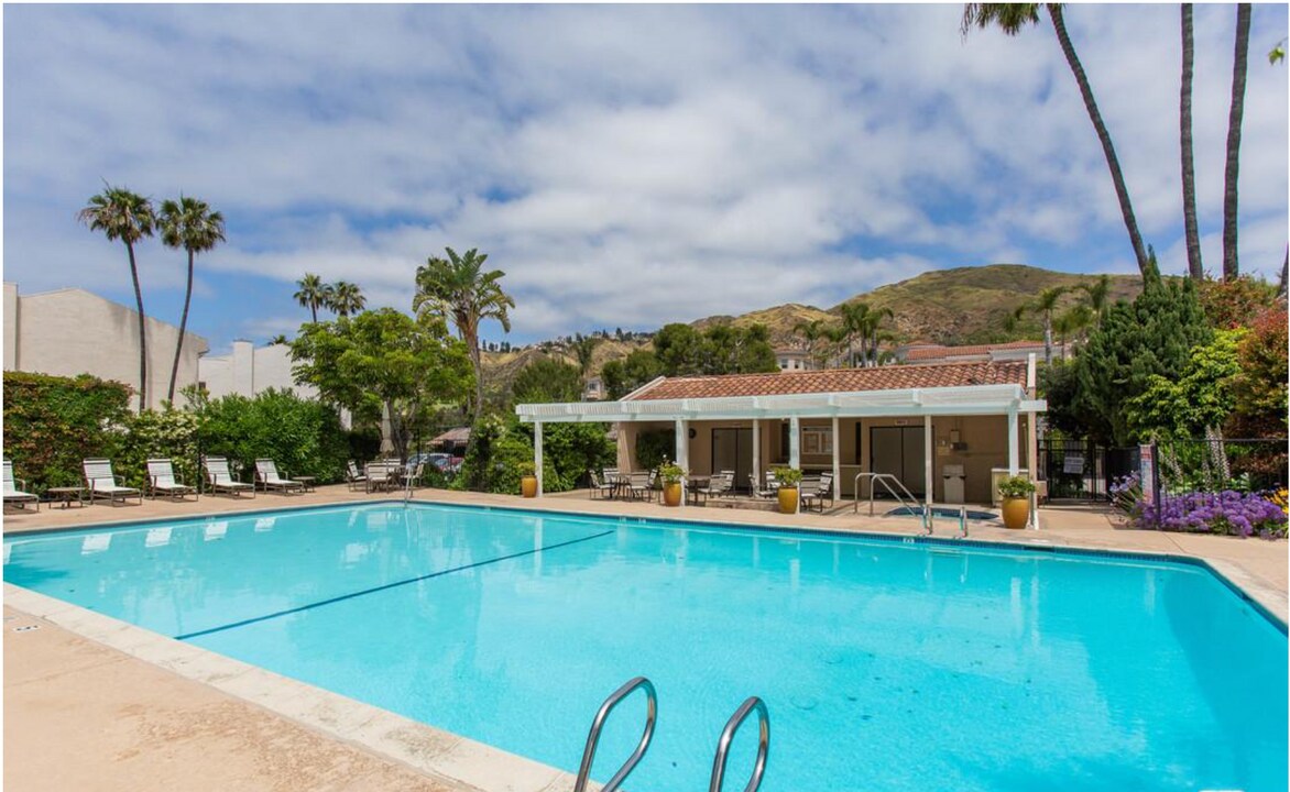 23926 De Ville Way, Unit B in Malibu, CA - Building Photo
