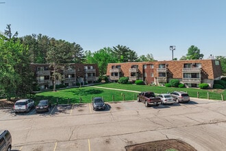Foxes' Lair Apartments in Elyria, OH - Foto de edificio - Building Photo
