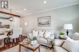 220 William Roe Blvd in Newmarket, ON - Building Photo - Building Photo