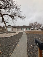 324 N Central Dr in Moses Lake, WA - Foto de edificio - Building Photo