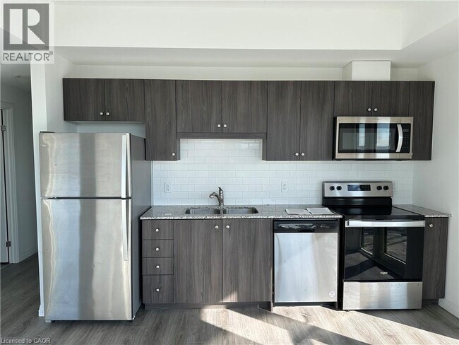 108 Garment St in Kitchener, ON - Building Photo - Building Photo