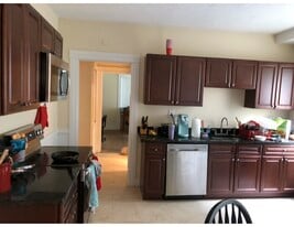 146 West St, Unit 1 in Worcester, MA - Building Photo