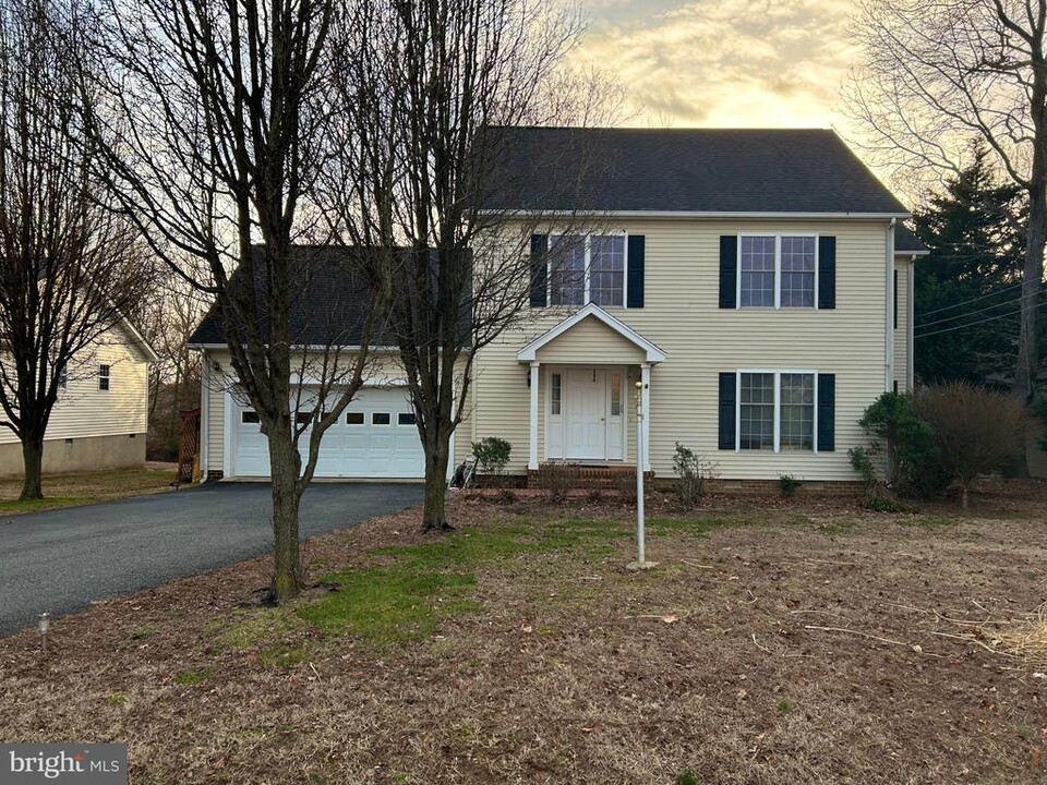 2908 N Independence Dr in Montross, VA - Foto de edificio