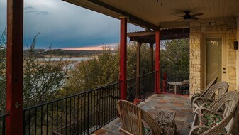 1017 Coventry Rd in Spicewood, TX - Building Photo