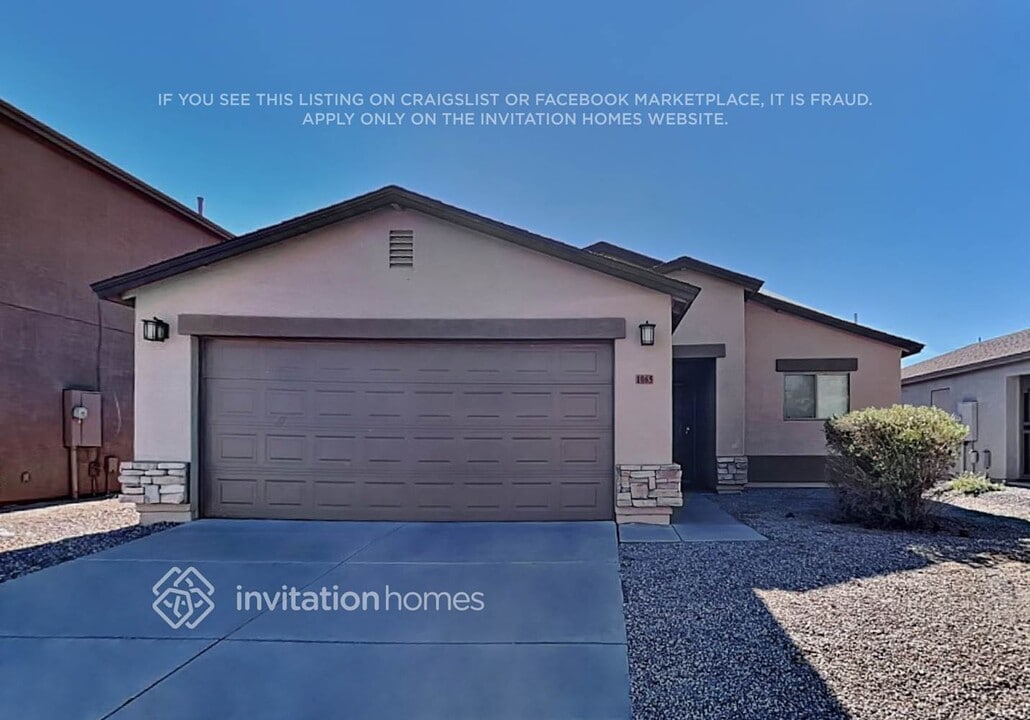 1065 E Omega Dr in San Tan Valley, AZ - Foto de edificio