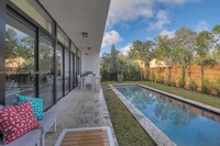 8621 Arboretum Ln in Miami, FL - Foto de edificio - Building Photo