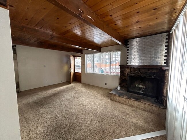 745 W Aeroplane Blvd in Big Bear, CA - Building Photo - Building Photo