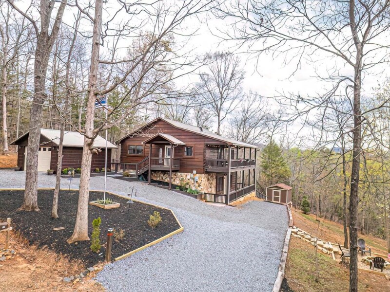 54 Henderson Ln in Mineral Bluff, GA - Building Photo