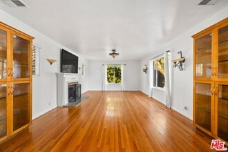 1050 Centinela Ave in Santa Monica, CA - Building Photo - Building Photo