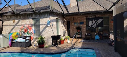 235 Rustic Oaks Dr in League City, TX - Foto de edificio - Building Photo