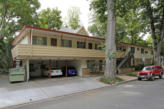 The Bermuda Apartments in Sacramento, CA - Building Photo - Building Photo