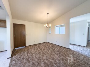 2911 Starlight Blvd in Redding, CA - Building Photo - Building Photo