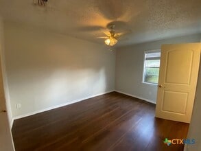 106 Huff St in Luling, TX - Building Photo - Building Photo