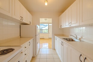 Capri in Hamilton, ON - Building Photo